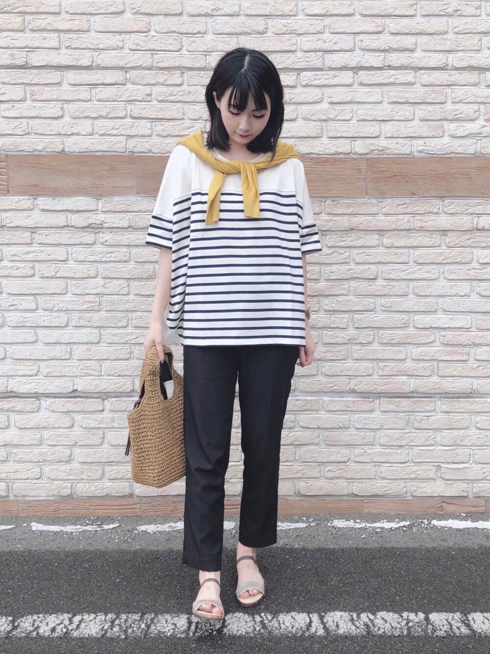 ホワイト系のTシャツ/カットソー、イエロー系のカーディガン/ボレロ、ブラック系のその他パンツを着用したレディースの春コーディネートの1枚目の写真