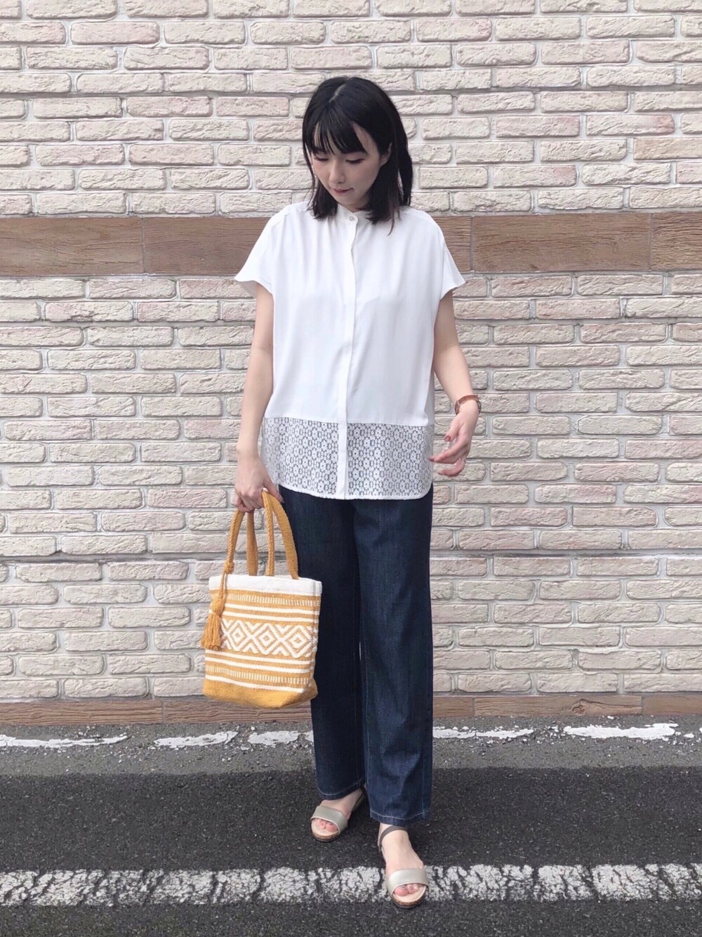 ホワイト系のシャツ/ブラウス、ブルー系のデニムパンツ、ゴールド系のサンダルを着用したレディースの春コーディネートの1枚目の写真