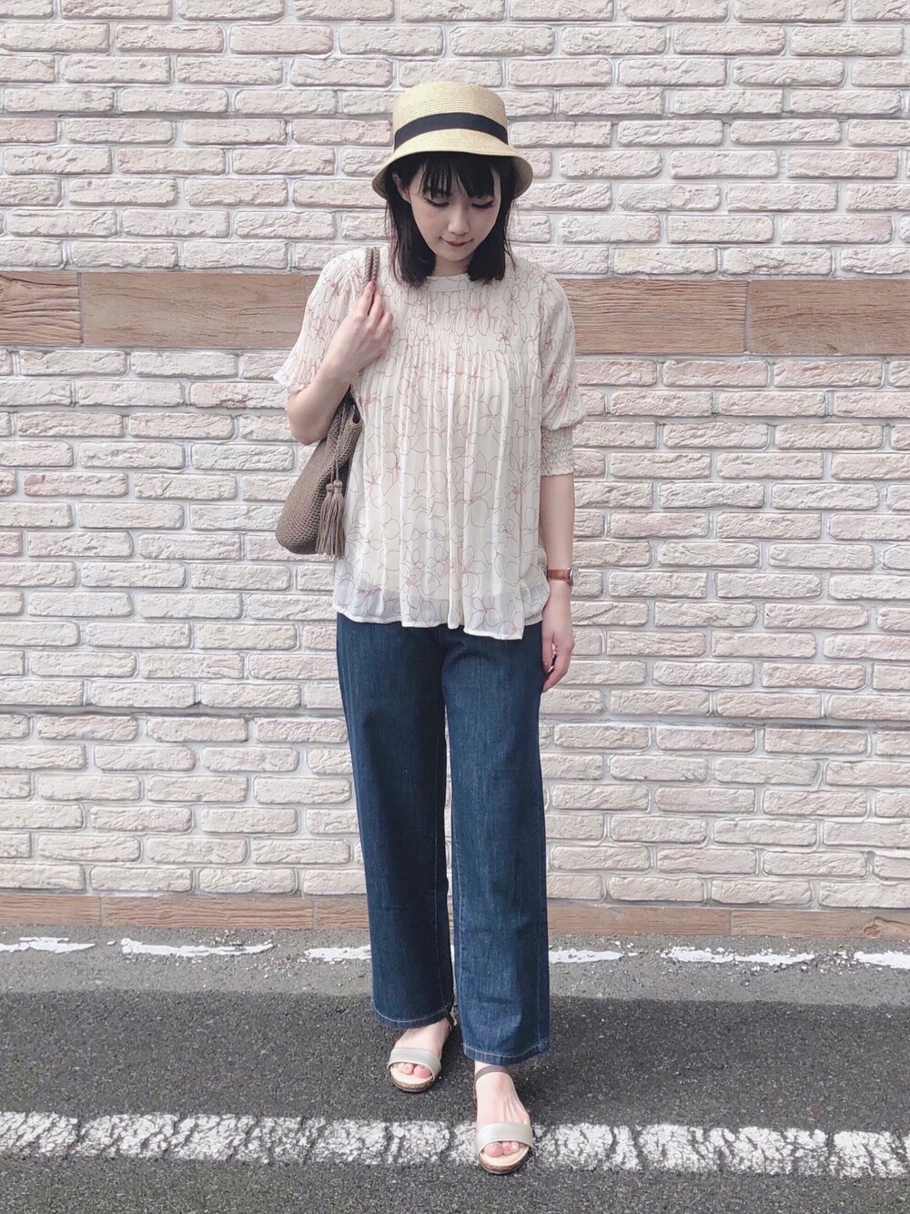 ベージュ系のシャツ/ブラウス、ブルー系のデニムパンツ、ゴールド系のサンダルを着用したレディースの夏コーディネートの1枚目の写真