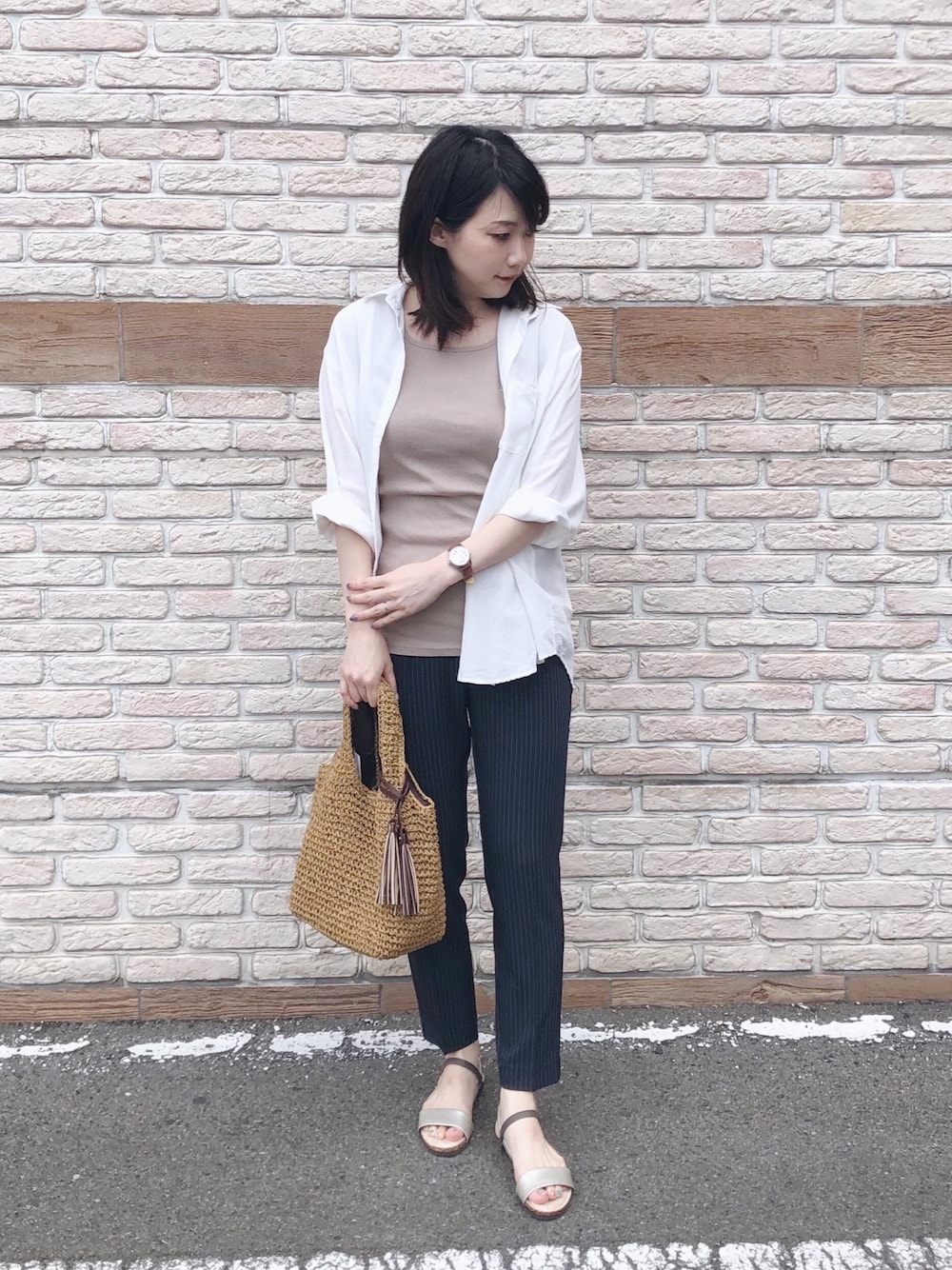 ホワイト系のシャツ/ブラウス、ベージュ系のタンクトップ、イエロー系のトートバッグを着用したレディースの夏コーディネートの1枚目の写真