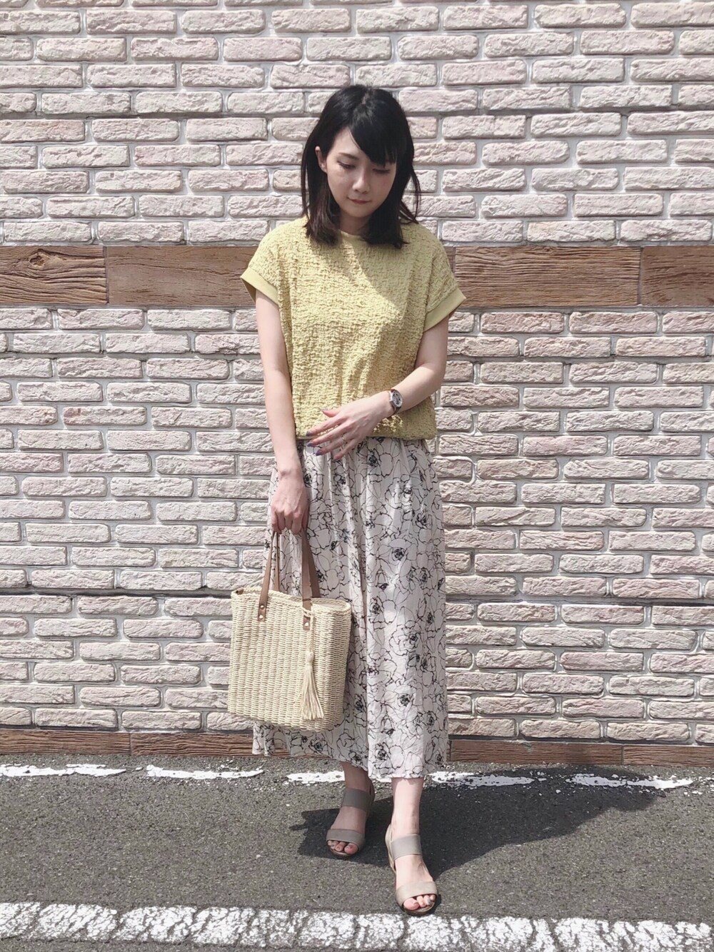 イエロー系のTシャツ/カットソー、ベージュ系のその他パンツ、ベージュ系のサンダルを着用したレディースの夏コーディネートの1枚目の写真