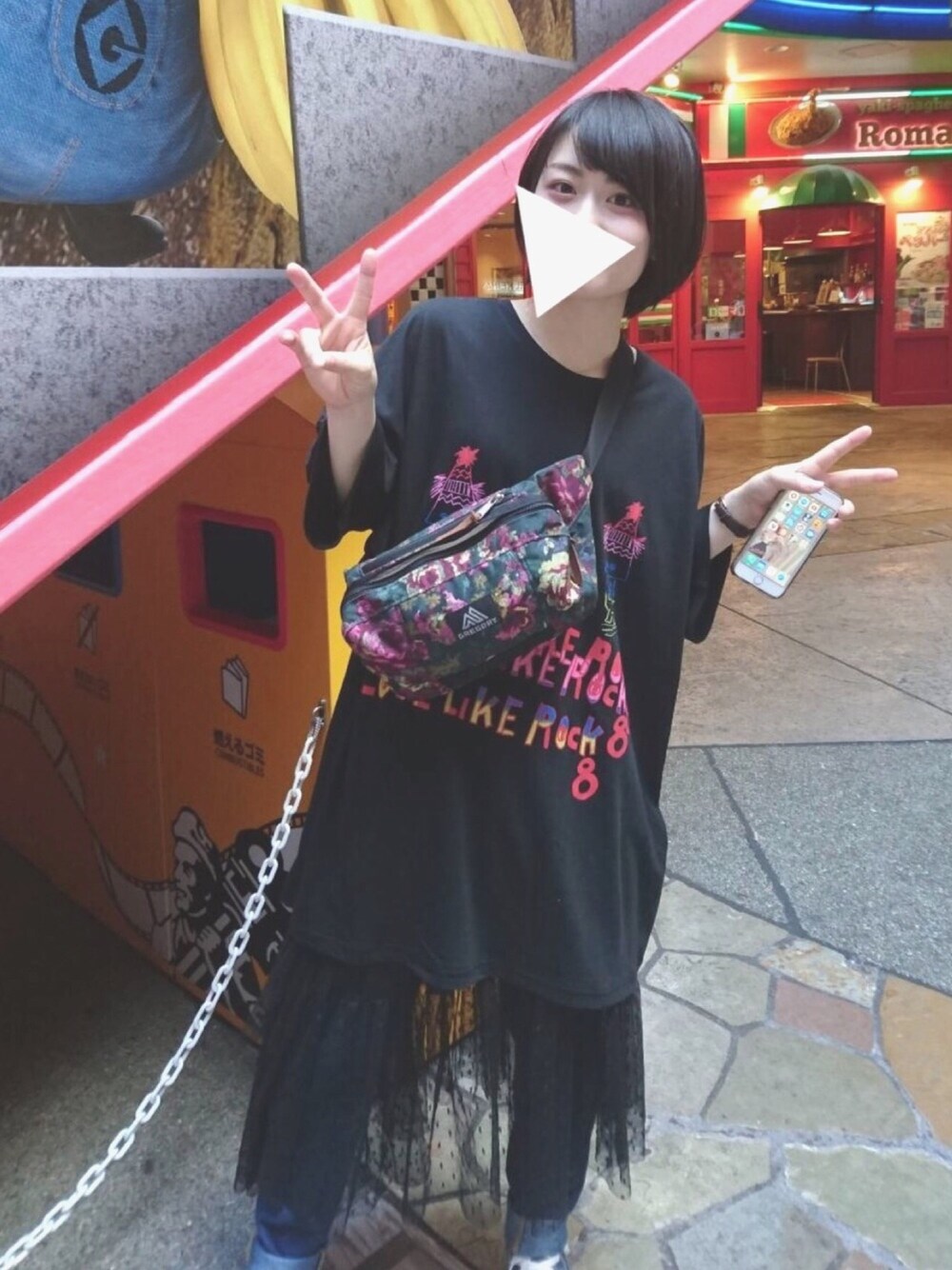その他のボディバッグ/ウエストポーチ、ブラック系のTシャツ/カットソー、ブラック系のスカートを着用したレディースの夏コーディネートの1枚目の写真