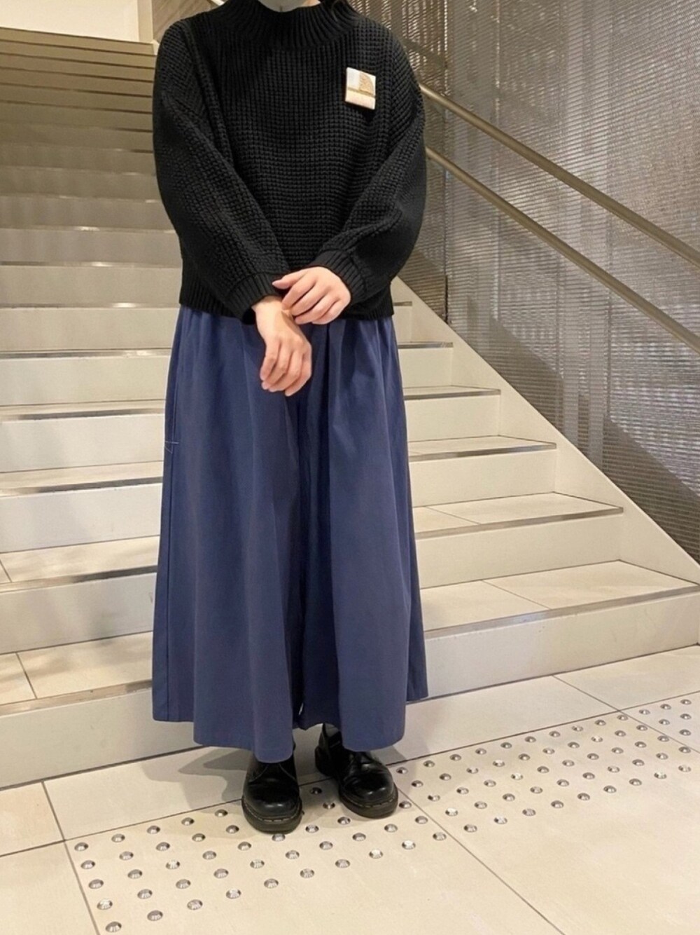 「カラーパンツ、nop de nod、マキシパンツ、オトナカジュアル、パンツスタイル、ゆるコーデ、フレアーパンツ」｜「nop de nodのアイテム（ニット/セーター、ブラック系）」を使った、AYUさん（レディース・160cm）の秋コーディネートの1枚目の写真