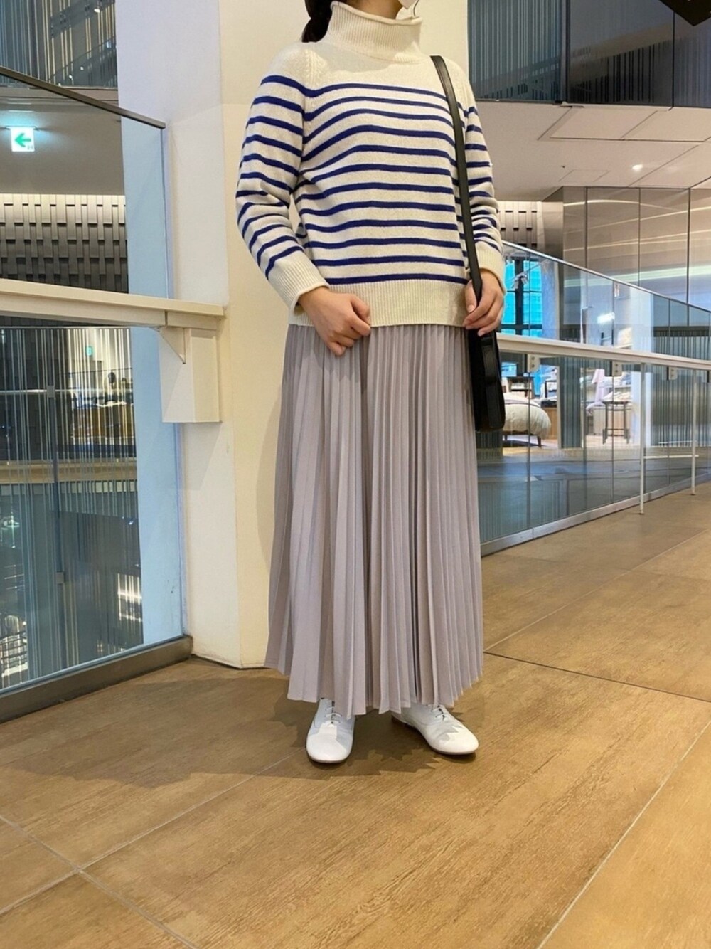 「きれいめカジュアル、大人かわいい、プリーツスカート、ボーダー、ボーダーニット、ペールトーン、柄ニット、タートルネック、nop de nod、ノップドゥノッド」｜「nop de nodのアイテム（ニット/セーター、ブルー系）」を使った、AYUさん（レディース・160cm）の冬コーディネートの1枚目の写真