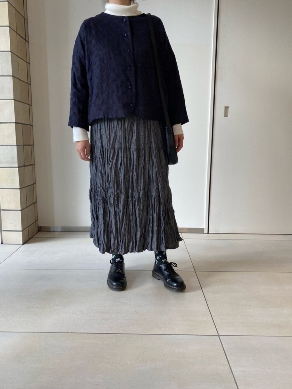「大人コーデ、nop de nod、ノップドゥノッド、大人カジュアル、きれいめカジュアル、シンプル、ドット、刺繍、ゆるコーデ」｜「nop de nodのアイテム（シャツ/ブラウス、ブルー系）」を使った、AYUさん（レディース・160cm）の冬コーディネートの1枚目の写真