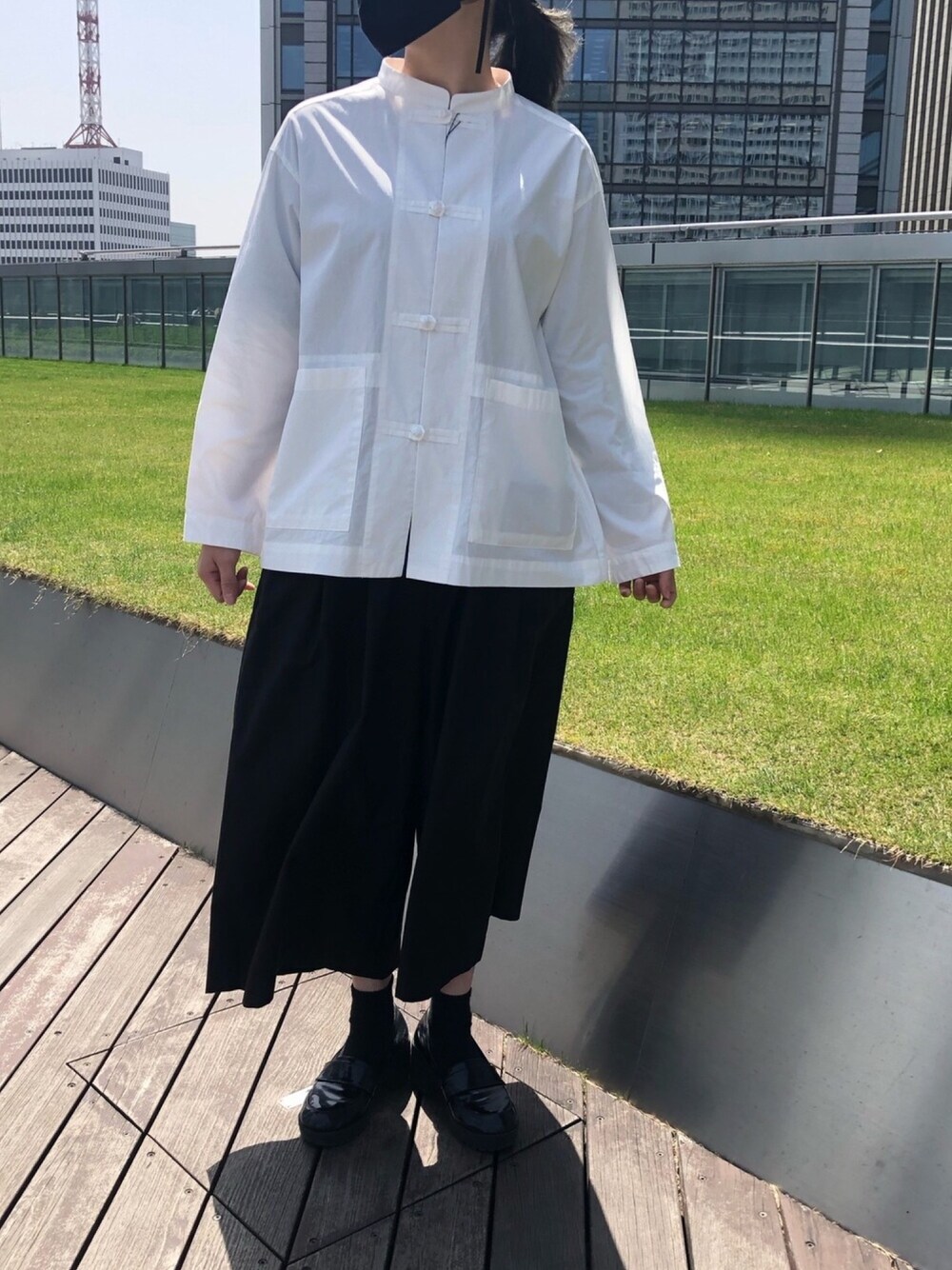 「春コーデ、シンプルコーデ、ワイドパンツ、チャイナジャケット、nop de nod、ガウチョパンツ、カジュアル、モノトーン」｜「nop de nodのアイテム（ジャケット/アウター、ホワイト系）」を使った、AYUさん（レディース・158cm）の春コーディネートの1枚目の写真