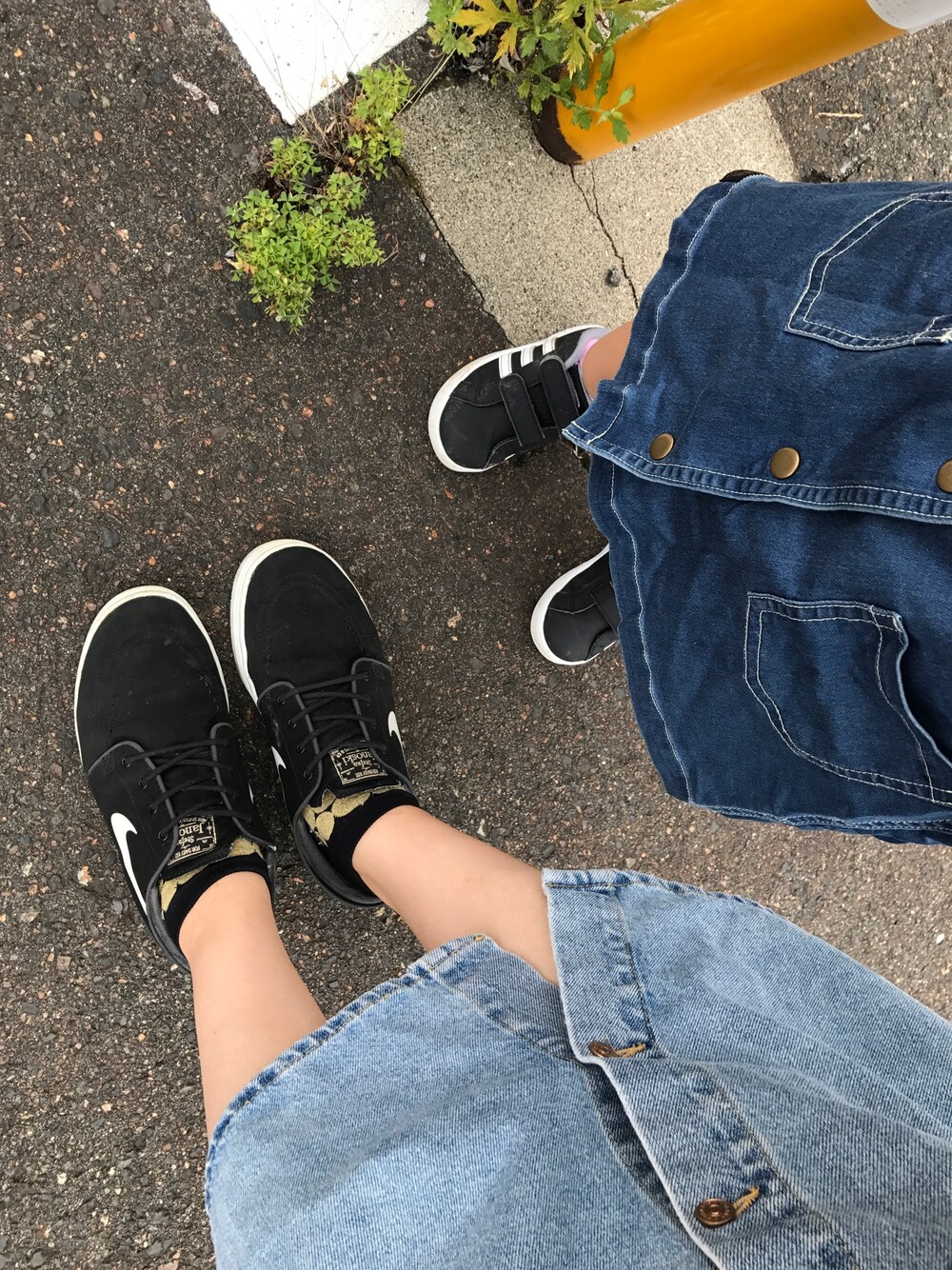 「スニーカー女子、デニム×スニーカー、親子リンクコーデ、ドラフトナイキ、ナイキ」｜「adidasのadidas/VALSTRIPES2 CMF INF（スニーカー、ブラック系）」を使った、chansaaaaaさん（キッズ・90cm）の冬コーディネートの1枚目の写真