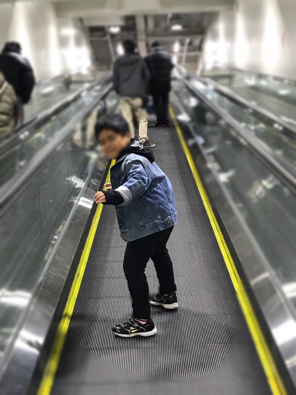 「スケボー気分、楽チンコーデ、STARWARS」｜「ZARA KIDSのアイテム（デニムジャケット、ブルー系）」を使った、chansaaaaaさん（キッズ・120cm）の冬コーディネートの1枚目の写真