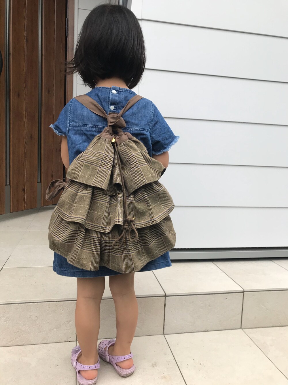 「デニムワンピ、フリルバッグ、キッズコーデ」｜「B:MING by BEAMSのアイテム（ワンピース/ドレス、ブルー系）」を使った、chansaaaaaさん（キッズ・90cm）の秋コーディネートの1枚目の写真