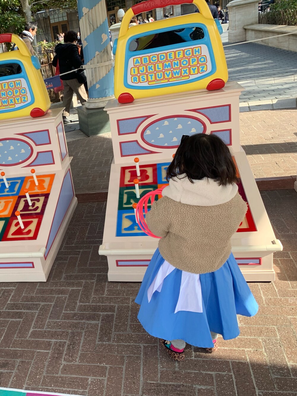 「アリスコーデ、ディズニーシー、プリンセス、ピクサープレイタイム」｜「CIAOPANIC TYPYのアイテム（ジャケット/アウター、ベージュ系）」を使った、chansaaaaaさん（キッズ・100cm）の冬コーディネートの1枚目の写真