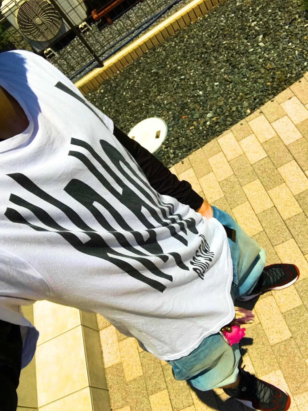 「ストリート、NIKE、PHENOMENON」｜「rockstarのアイテム（Tシャツ/カットソー、ホワイト系）」を使った、ぐっちさん（メンズ・178cm）の春コーディネートの1枚目の写真