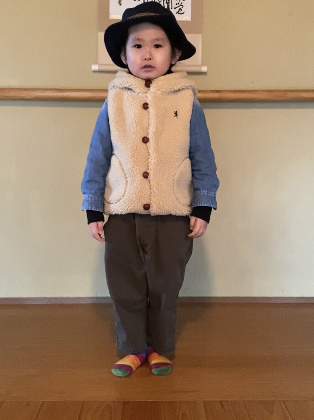 「もこもこ、くるみボタン、カジュアルコーデ、キッズコーデ、男の子コーデ、休日スタイル、ラクチンコーデ、ジムフレックス、カブー」｜「GYMPHLEXのアイテム（その他アウター、ベージュ系）」を使った、Masa10さん（キッズ・100cm）の冬コーディネートの1枚目の写真