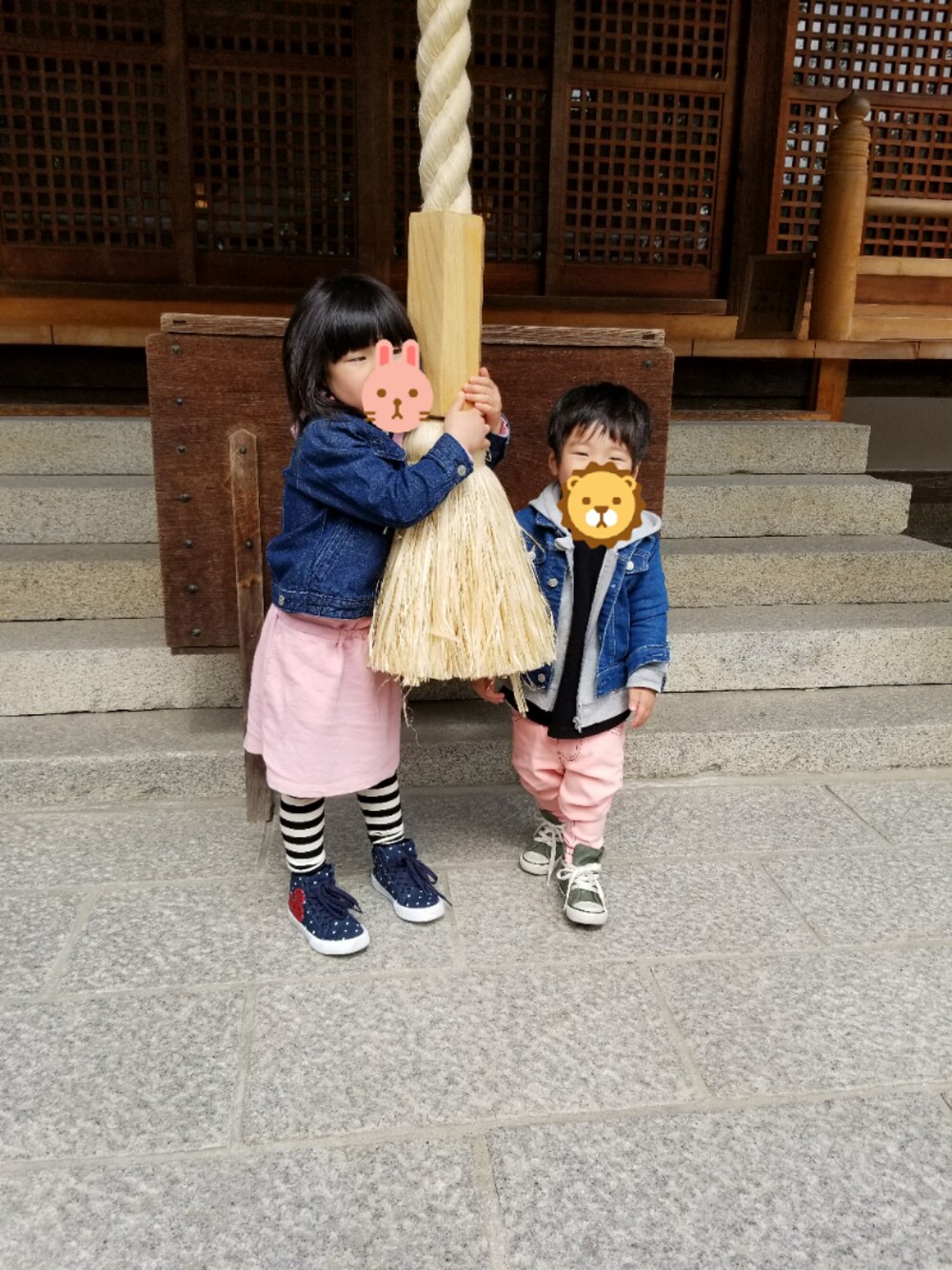 ブルー系のデニムジャケット、ピンク系のワンピース、ブルー系のスニーカーを着用したキッズの春コーディネートの1枚目の写真