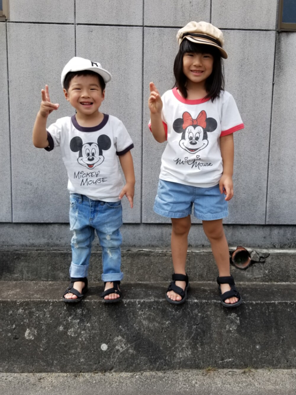 「キッズファッション、キッズコーデ、スポサン、おしゃれさんと繋がりたい、4歳、ミッキー、ミニー、デニム、リンクコーデ、姉弟」｜「petit mainのアルファベットロゴキャップ（キャップ、ホワイト系）」を使った、☆☆K&S☆☆さん（キッズ・100cm）の夏コーディネートの1枚目の写真