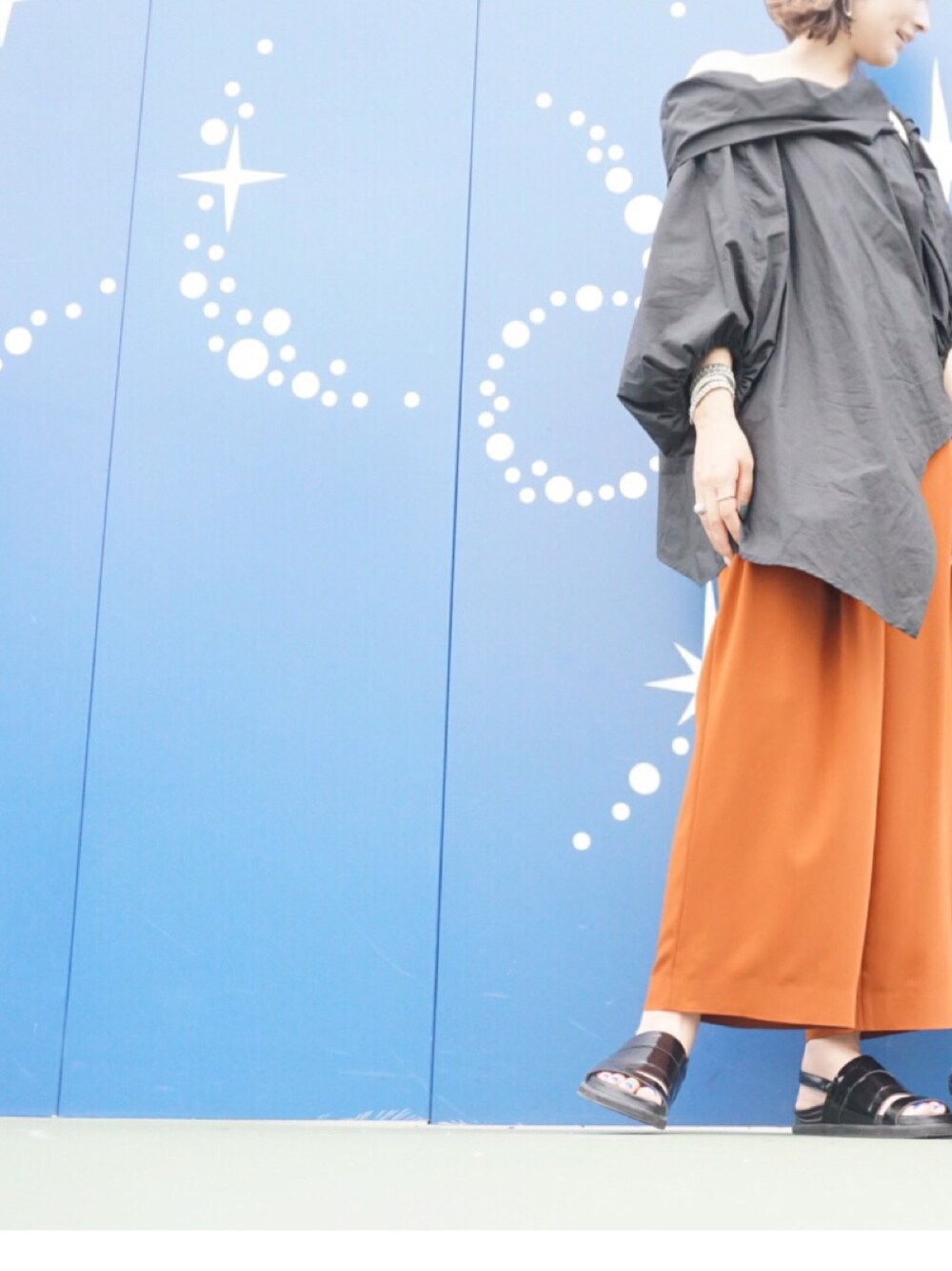 「ENFOLDのソフトタイプライター① オフショルBL（Tシャツ/カットソー、ブラック系）」を使った、AMIさん（レディース・157cm）の夏コーディネートの1枚目の写真