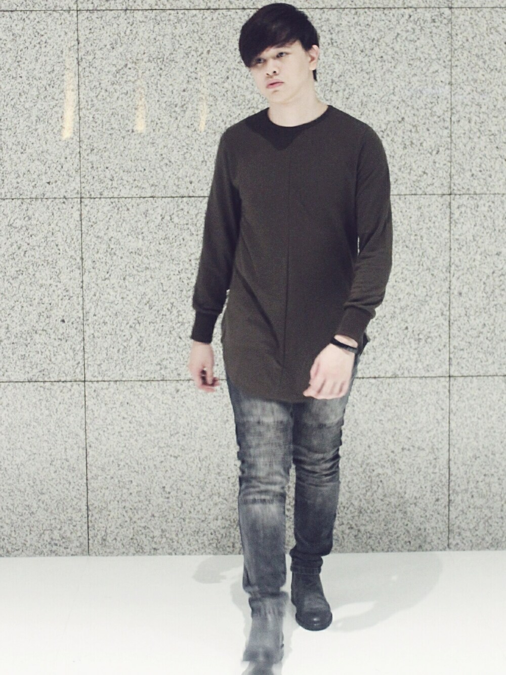 「ootd、outfit、denim、casual」｜「24:01のアイテム（スウェット、ブラウン系）」を使った、Elvis Wongさん（メンズ・174cm）の春コーディネートの1枚目の写真