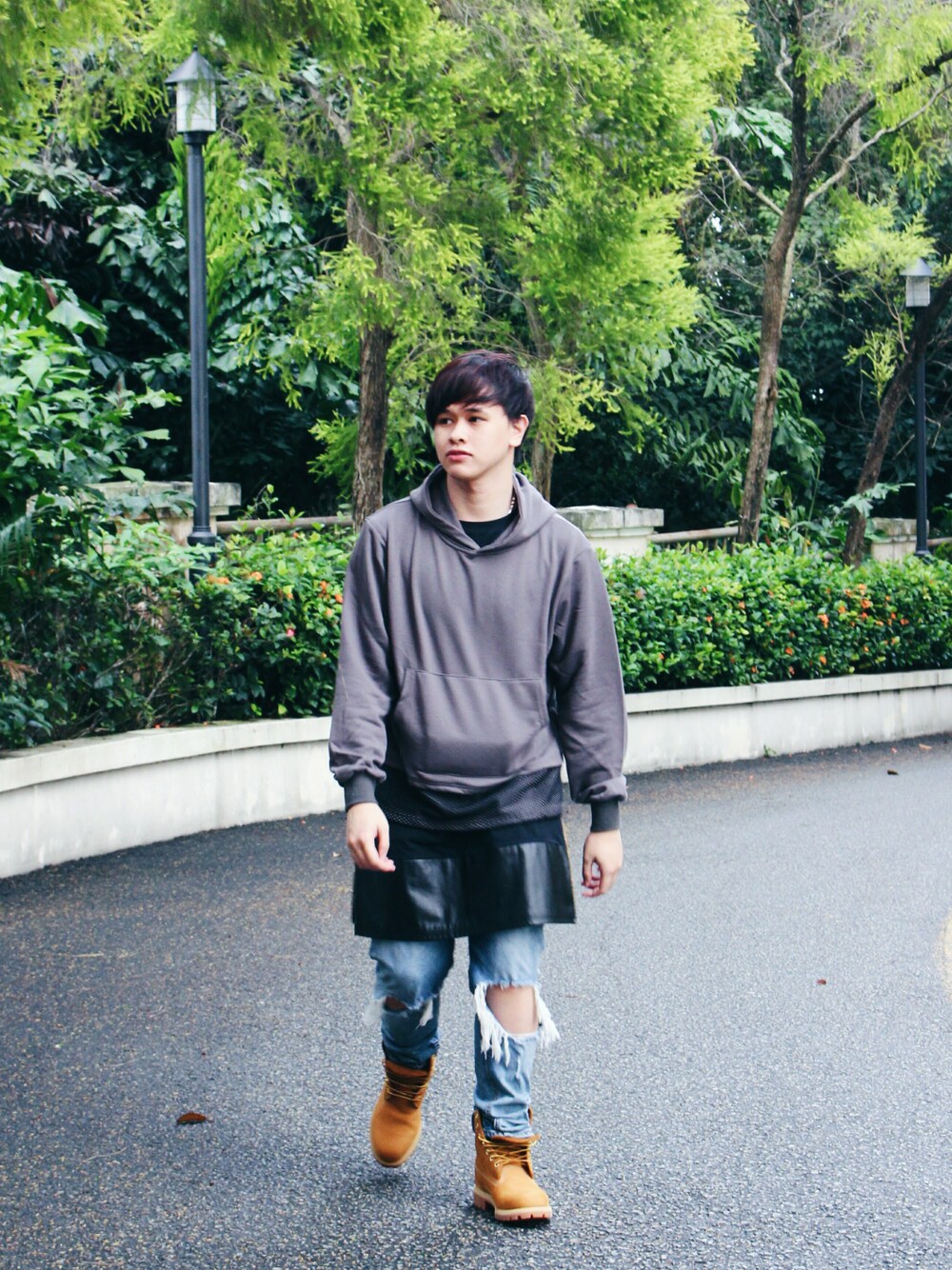 「ootd、outfit、summer、denim、casual」｜「Timberlandのアイテム（ブーツ、ブラウン系）」を使った、Elvis Wongさん（メンズ・174cm）の春コーディネートの1枚目の写真