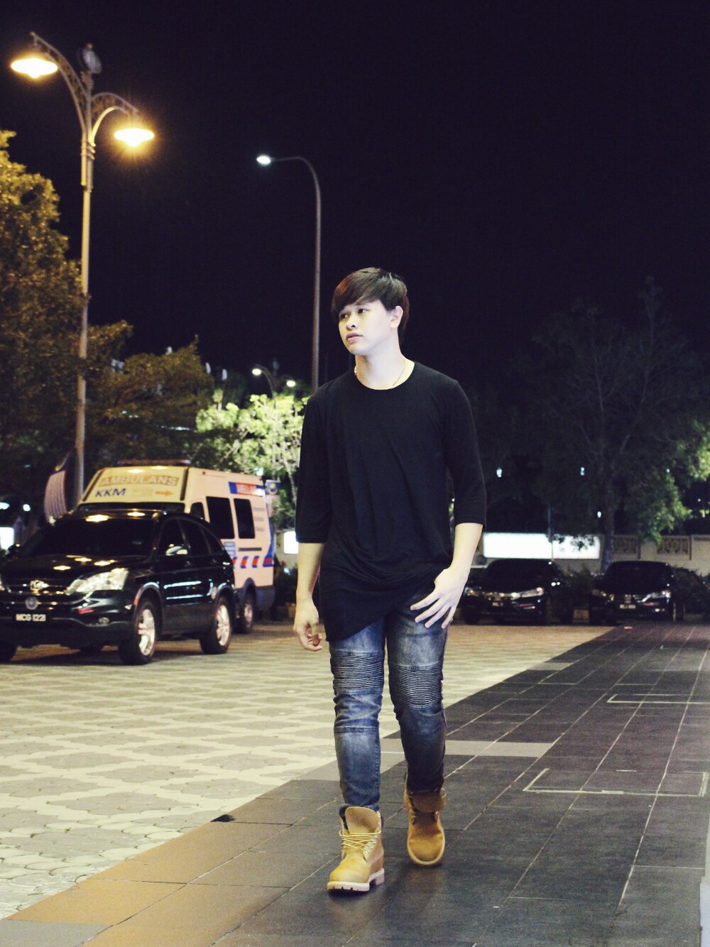 「ootd、outfit、summer、denim、casual、Timberland、boots」｜「ZARAのアイテム（Tシャツ/カットソー、ブラック系）」を使った、Elvis Wongさん（メンズ・174cm）の春コーディネートの1枚目の写真