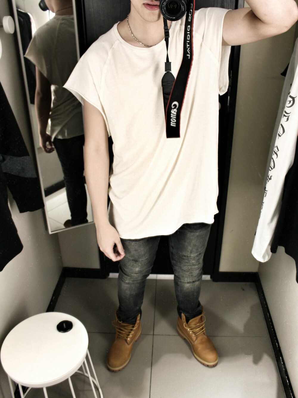 「ootd、outfit、denim、casual」｜「H&Mのアイテム（Tシャツ/カットソー、ベージュ系）」を使った、Elvis Wongさん（メンズ・174cm）の春コーディネートの1枚目の写真