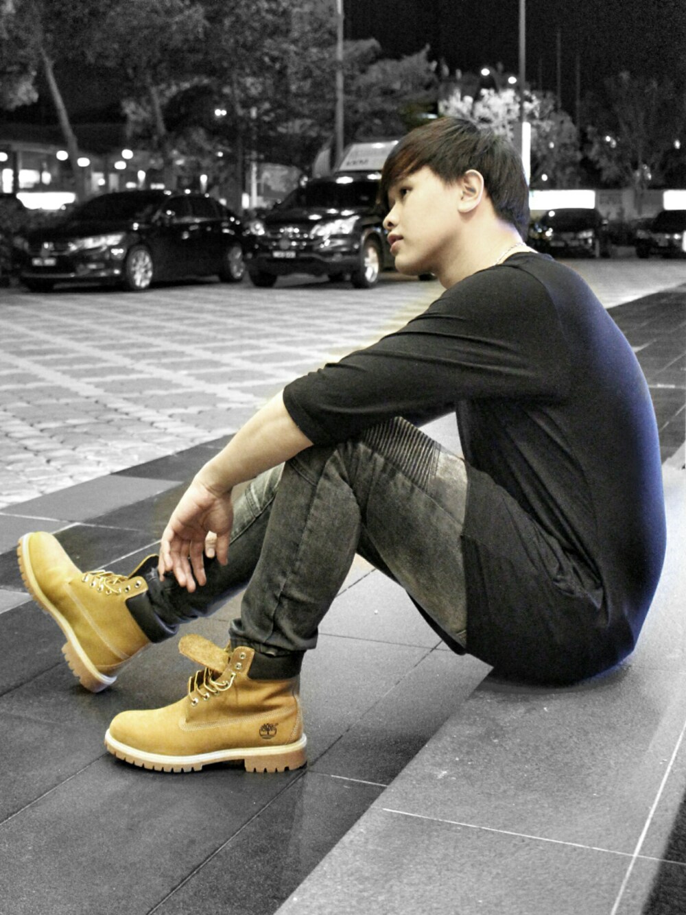 「ootd、outfit、summer、denim、casual、black and white」｜「Timberlandのアイテム（ブーツ、ブラウン系）」を使った、Elvis Wongさん（メンズ・174cm）の春コーディネートの1枚目の写真