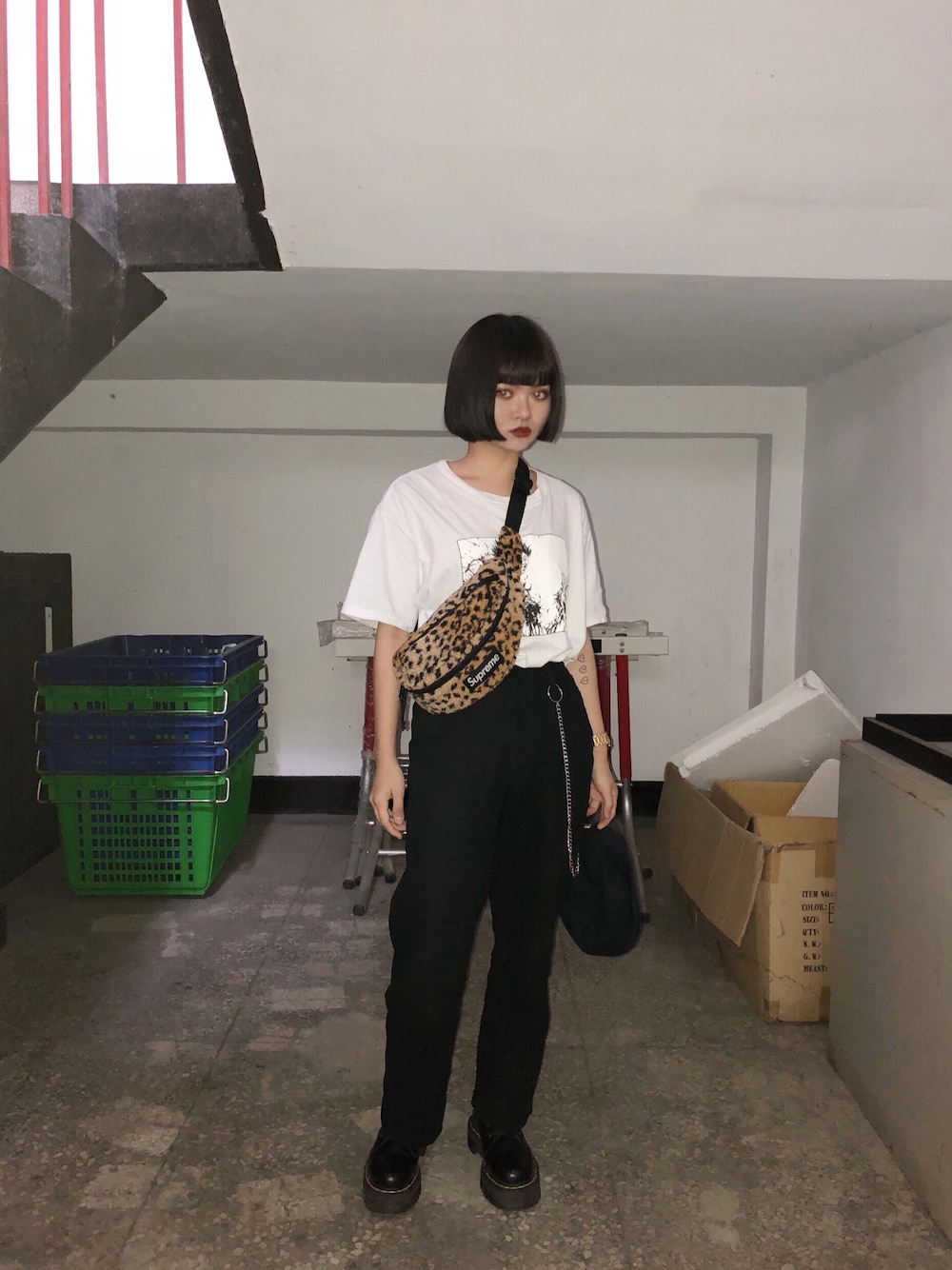 「supreme akira、Dr.Martens、Taiwan」｜「Supreme のアイテム（ショルダーバッグ、その他）」を使った、Liuさん（レディース・158cm）の春コーディネートの1枚目の写真