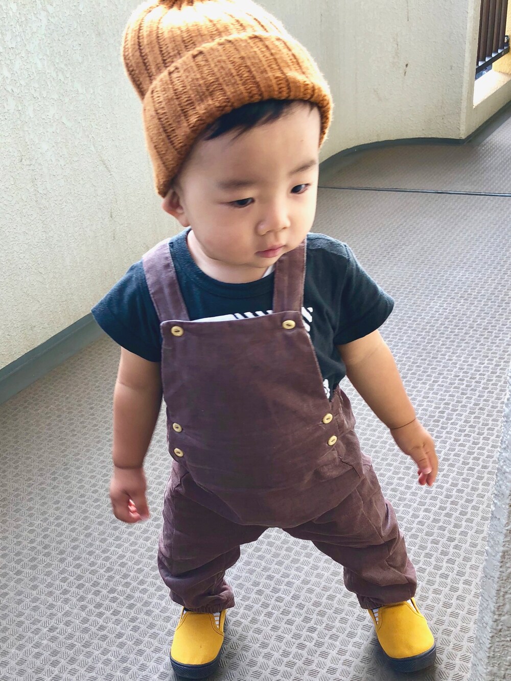 「キッズファッション、おとこのこ、おしゃれさんと繋がりたい、1歳、秋のコーデ、サロペット、秋コーデ、スリッポン、シンプルコーデ」｜「BREEZEのアイテム（ニットキャップ/ビーニー、オレンジ系）」を使った、yo_yoさん（キッズ・80cm）の秋コーディネートの1枚目の写真