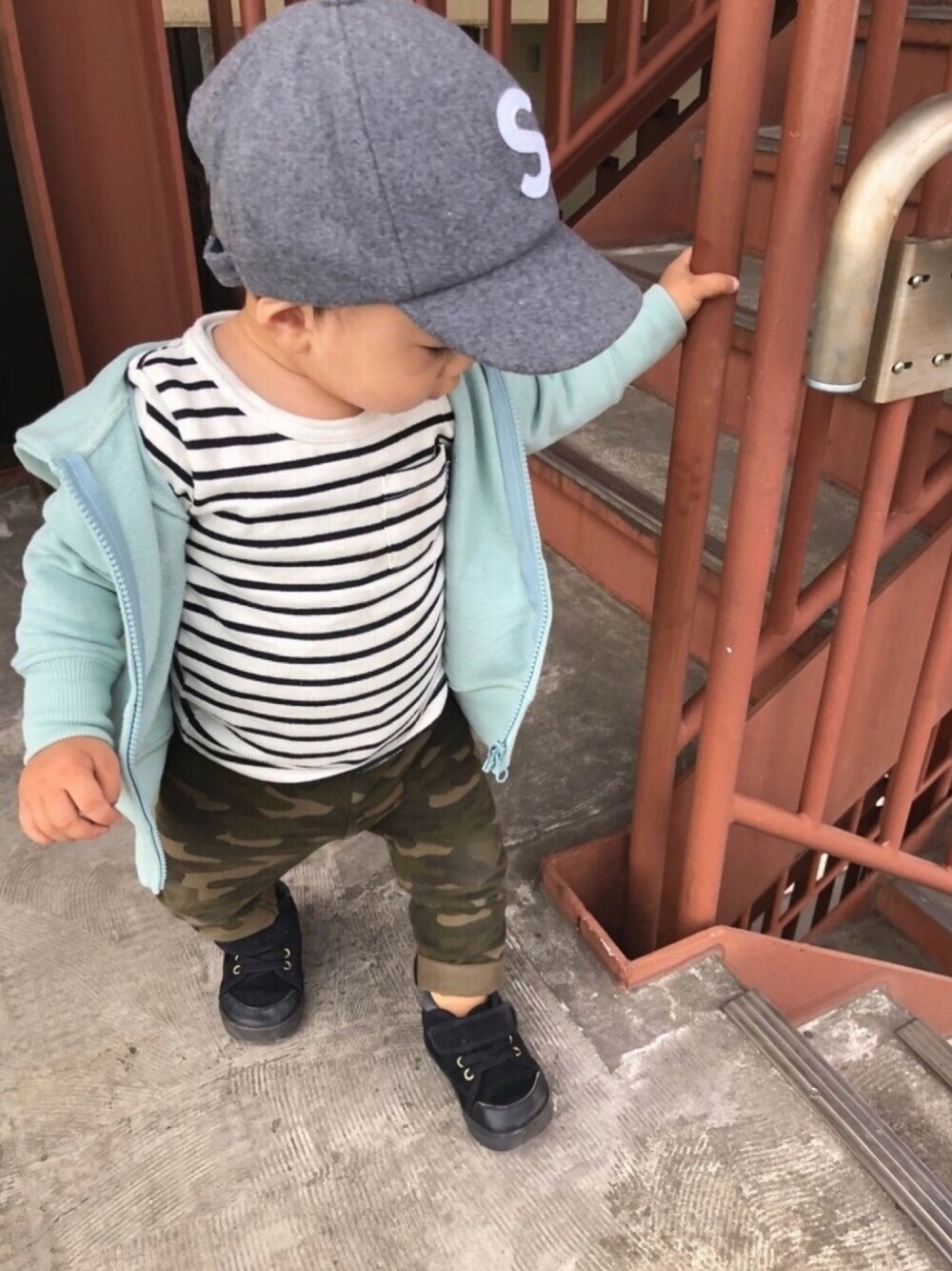 「おとこのこ、1歳、プチプラコーデ、カモフラ、UNIQLO、DAISO、パーカー、ボーダートップス、もうキャモフラ以外愛せない」｜「DAISOのアイテム（キャップ、グレー系）」を使った、yo_yoさん（キッズ・80cm）の秋コーディネートの1枚目の写真