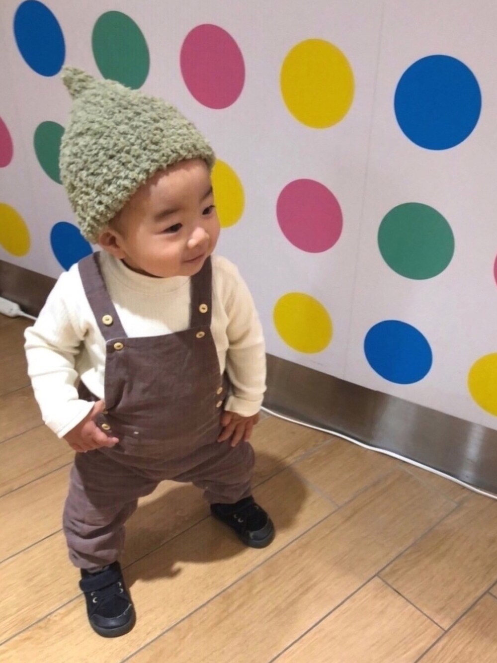 「秋のコーデ、キッズコーデ、どんぐり帽、サロペット、シンプルコーデ、一歳、おとこのこ、男の子、秋サロペ2018たけのこ派、ハンドメイド」｜「Handmadeのアイテム（ニットキャップ/ビーニー、グリーン系）」を使った、yo_yoさん（キッズ・80cm）の秋コーディネートの1枚目の写真