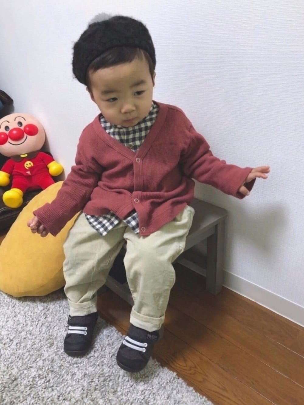「キッズファッション、冬コーデ、リメイク、ベレー帽、カーディガン、白パンツ、一歳、男の子、ギンガムチェック、男の子コーデ」｜「ZARAのアイテム（シャツ/ブラウス、ホワイト系）」を使った、yo_yoさん（キッズ・80cm）の冬コーディネートの1枚目の写真