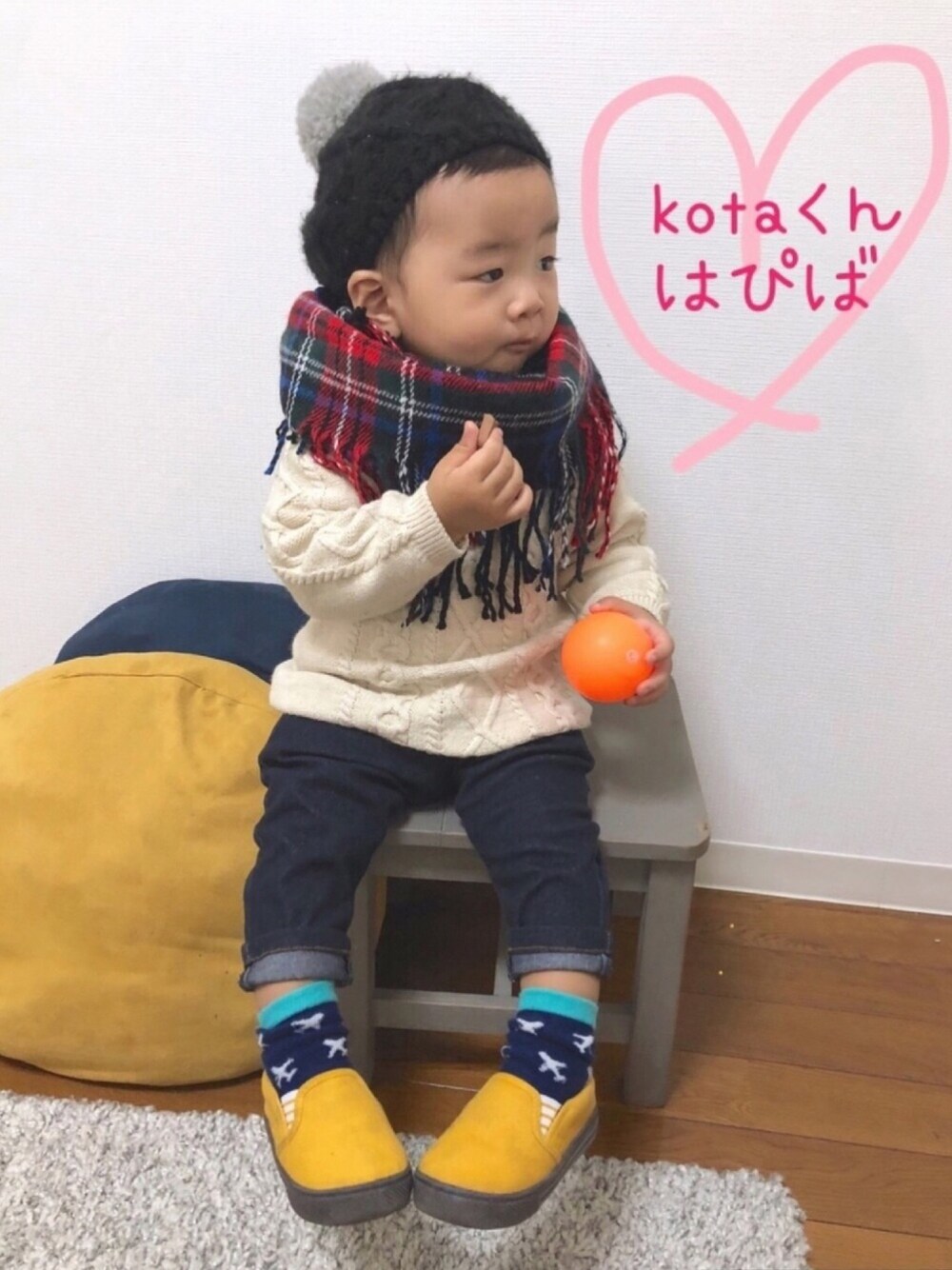 「1歳、リンクコーデ、冬コーデ、ケーブルニット、ベレー帽、マフラーぐるぐる、男の子、スリッポン、キッズコーデ、お誕生日おめでとう！」｜「Handmadeのアイテム（ハンチング/ベレー帽、ブラック系）」を使った、yo_yoさん（キッズ・80cm）の冬コーディネートの1枚目の写真