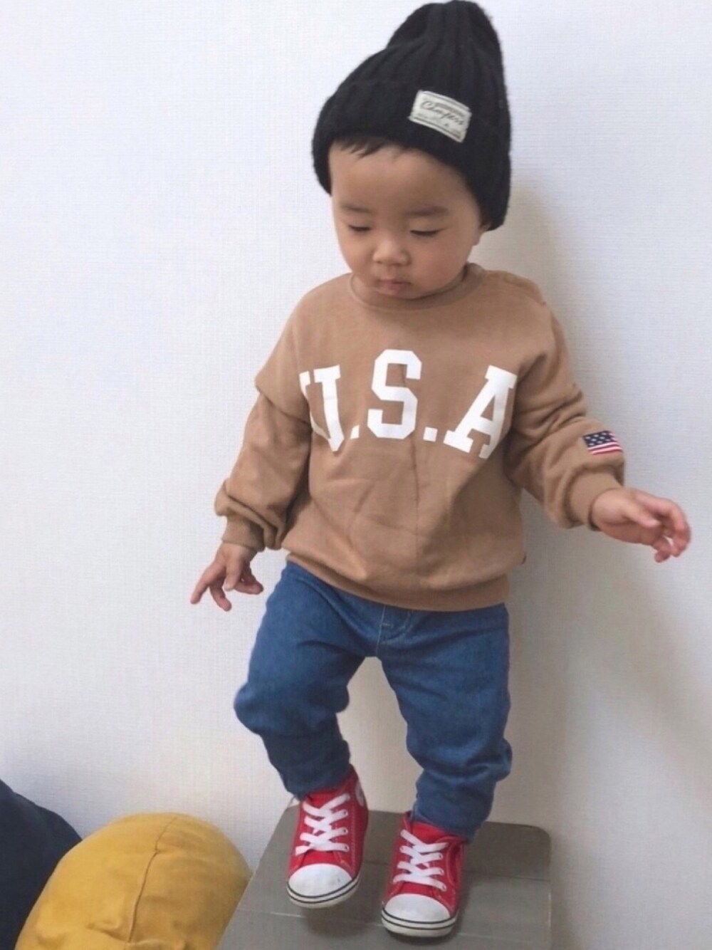 「キッズファッション、カジュアルコーデ、converse、ベージュ、一歳、男の子スタイル、USA、バースデイ、プチプラ、男の子」｜「DAISOのアイテム（ニットキャップ/ビーニー、ブラック系）」を使った、yo_yoさん（キッズ・80cm）の冬コーディネートの1枚目の写真