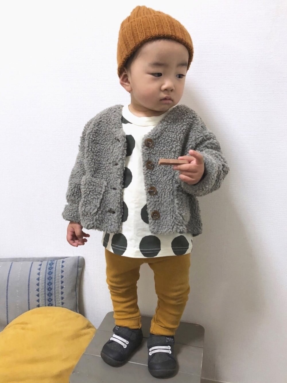 「ハッピーバースデー、リンクコーデ、一歳、男の子、くすみ部、水玉男子、イエローを着て元気になろう、プチプラ、イエロー×グレー、キッズコーデ」｜「Ampersandのアイテム（ニットキャップ/ビーニー、ブラウン系）」を使った、yo_yoさん（キッズ・80cm）の冬コーディネートの1枚目の写真