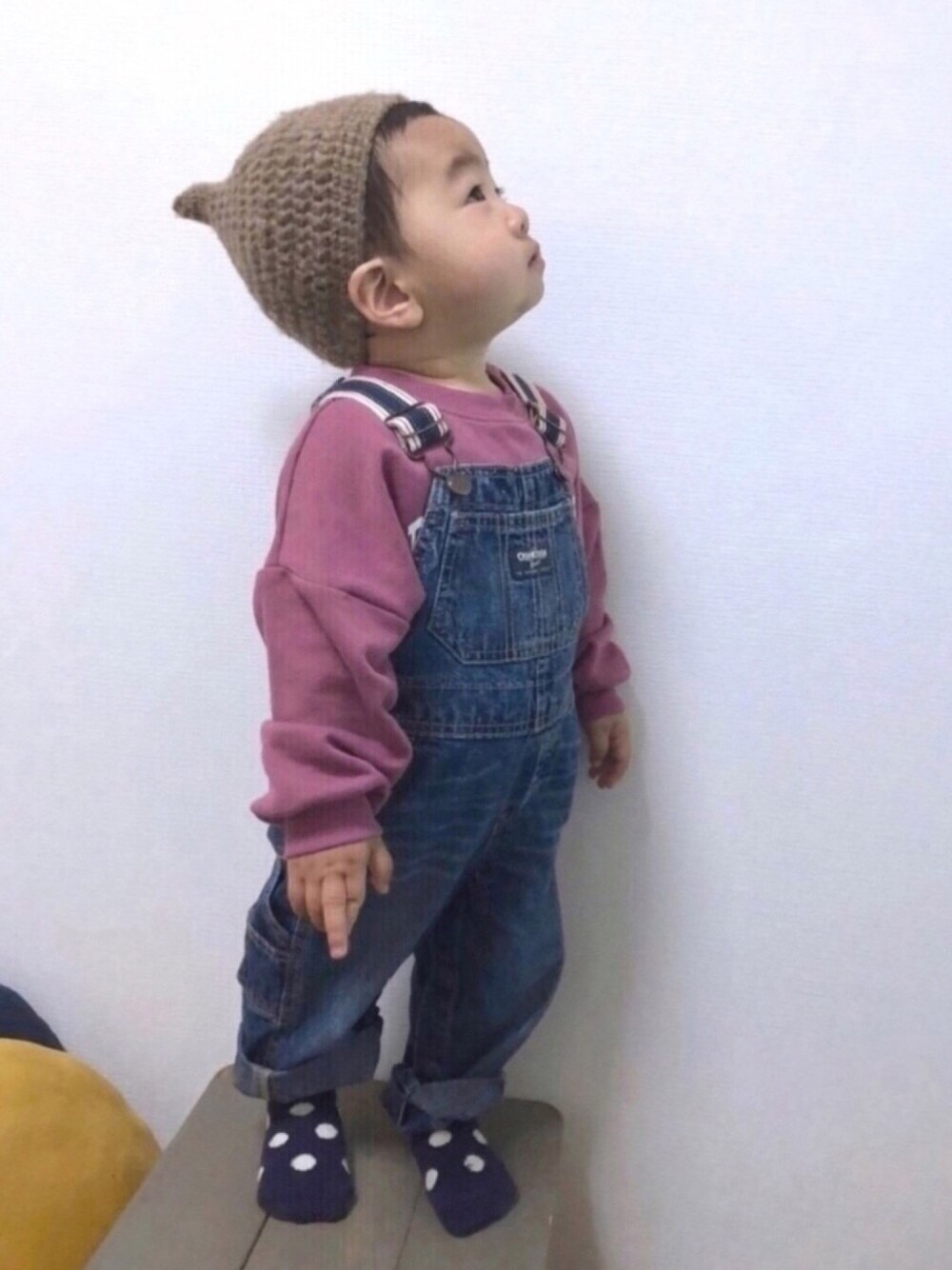 「男の子、くすみ部、くすみピンク、一歳、サロペット、親子コーデ、どんぐり帽、リンクコーデ、ママコーデ、一緒に写真撮らしてくれない😭」｜「Handmadeのアイテム（ニットキャップ/ビーニー、ブラウン系）」を使った、yo_yoさん（キッズ・80cm）の冬コーディネートの1枚目の写真