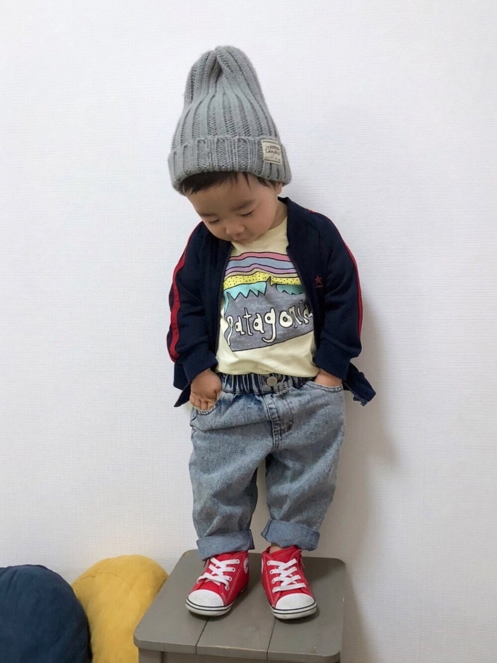 「ジャージ、パタゴニア、ケミカルウォッシュ、コンバース、男の子コーデ、プチプラ、1歳、ヒロシです、古着MIX、パステル映える春」｜「DAISOのアイテム（ニットキャップ/ビーニー、グレー系）」を使った、yo_yoさん（キッズ・80cm）の春コーディネートの1枚目の写真