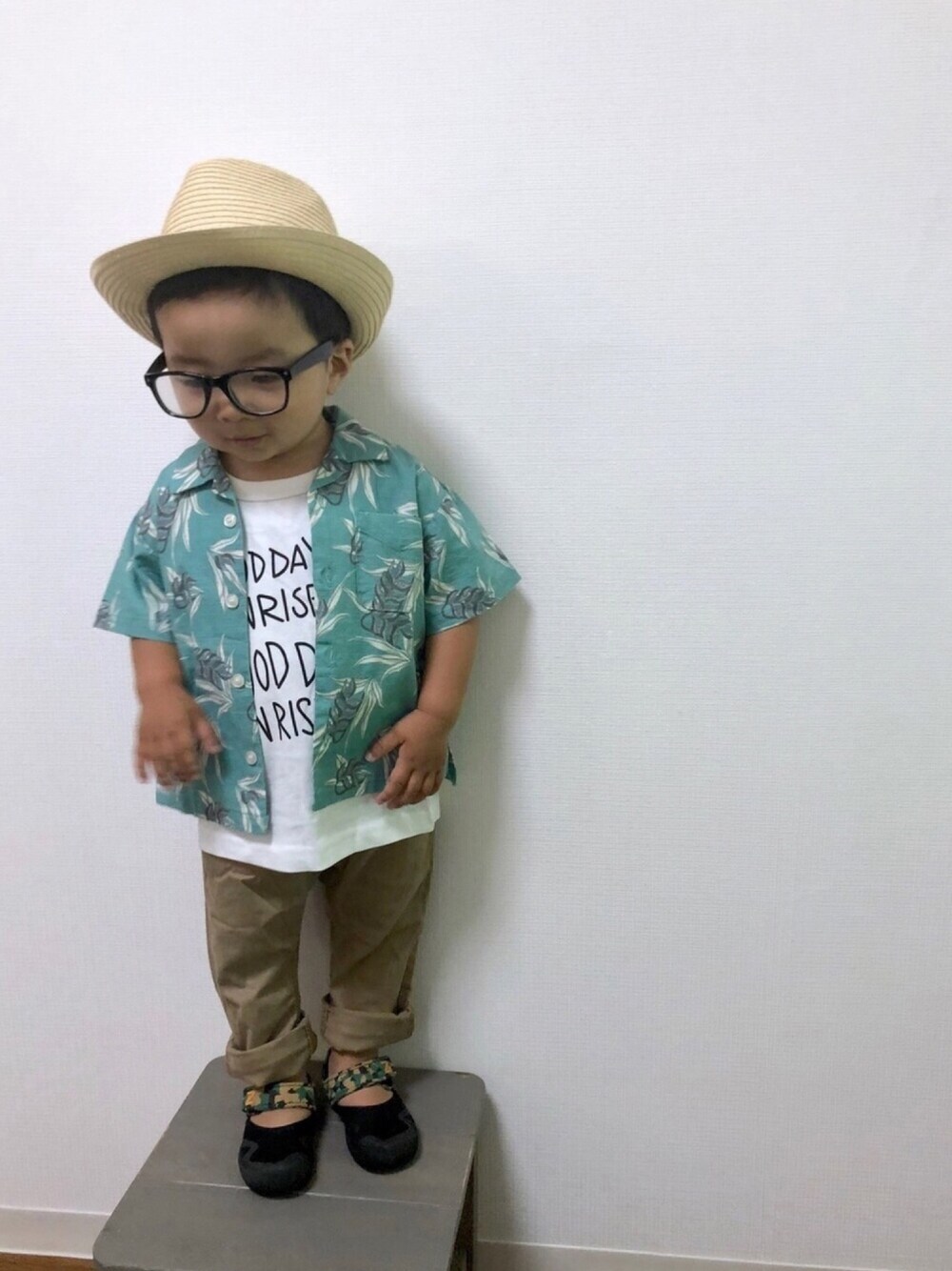 「アロハシャツ、麦わら帽子、なぎら健壱、ロゴT、チノパン、開襟シャツ、ニューバランス、スポーツサンダル、2歳、男の子コーデ」｜「西松屋のアイテム（ハット、ベージュ系）」を使った、yo_yoさん（キッズ・80cm）の夏コーディネートの1枚目の写真