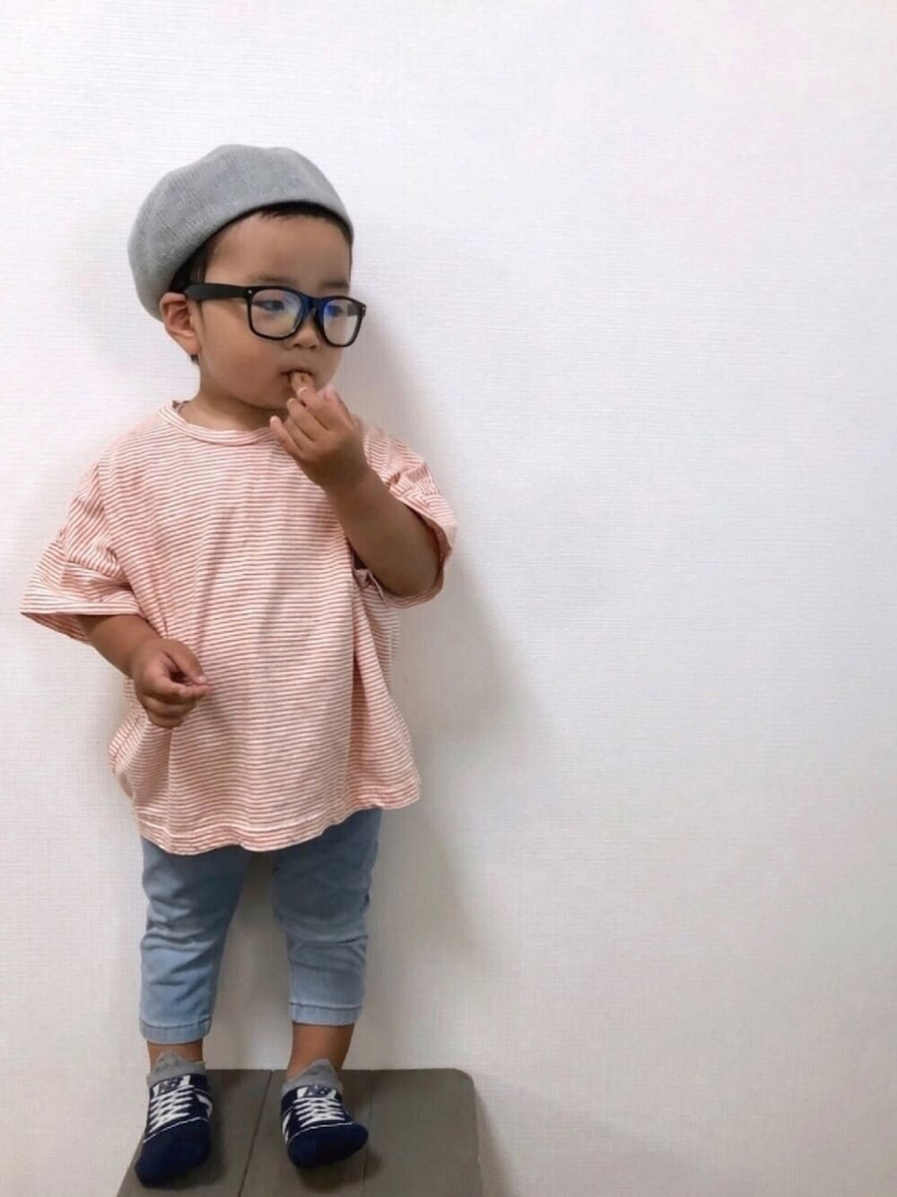 「お誕生日プレゼント、にこちゃんありがとう❤️、キッズコーデ、韓国子供服、夏コーデ、おとこのこ、ボーダーTシャツ、ベレー帽、靴と見せかけて靴下ですよw、2歳」｜「Ampersandのサーモベレー（ハンチング/ベレー帽、グレー系）」を使った、yo_yoさん（キッズ・74cm）の夏コーディネートの1枚目の写真