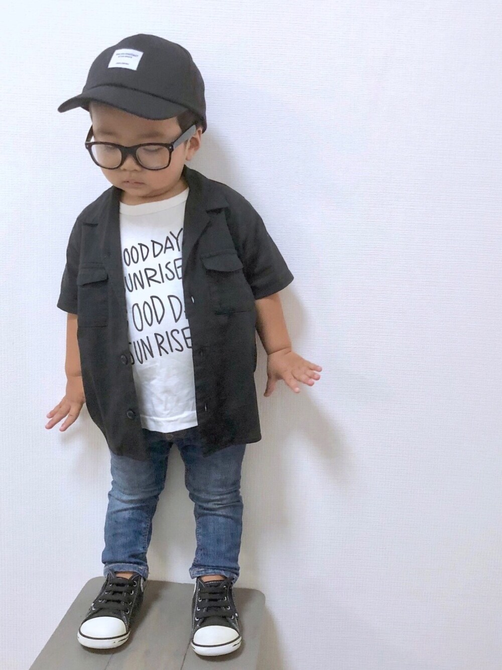 「カジュアルコーデ、夏、kidsfashion、男の子コーデ、リンクコーデ、2歳、カイキンシャツ、ブラック、スケータースタイル、引越しの片付け終わらない😱」｜「DAISOのアイテム（キャップ、ブラック系）」を使った、yo_yoさん（キッズ・74cm）の秋コーディネートの1枚目の写真