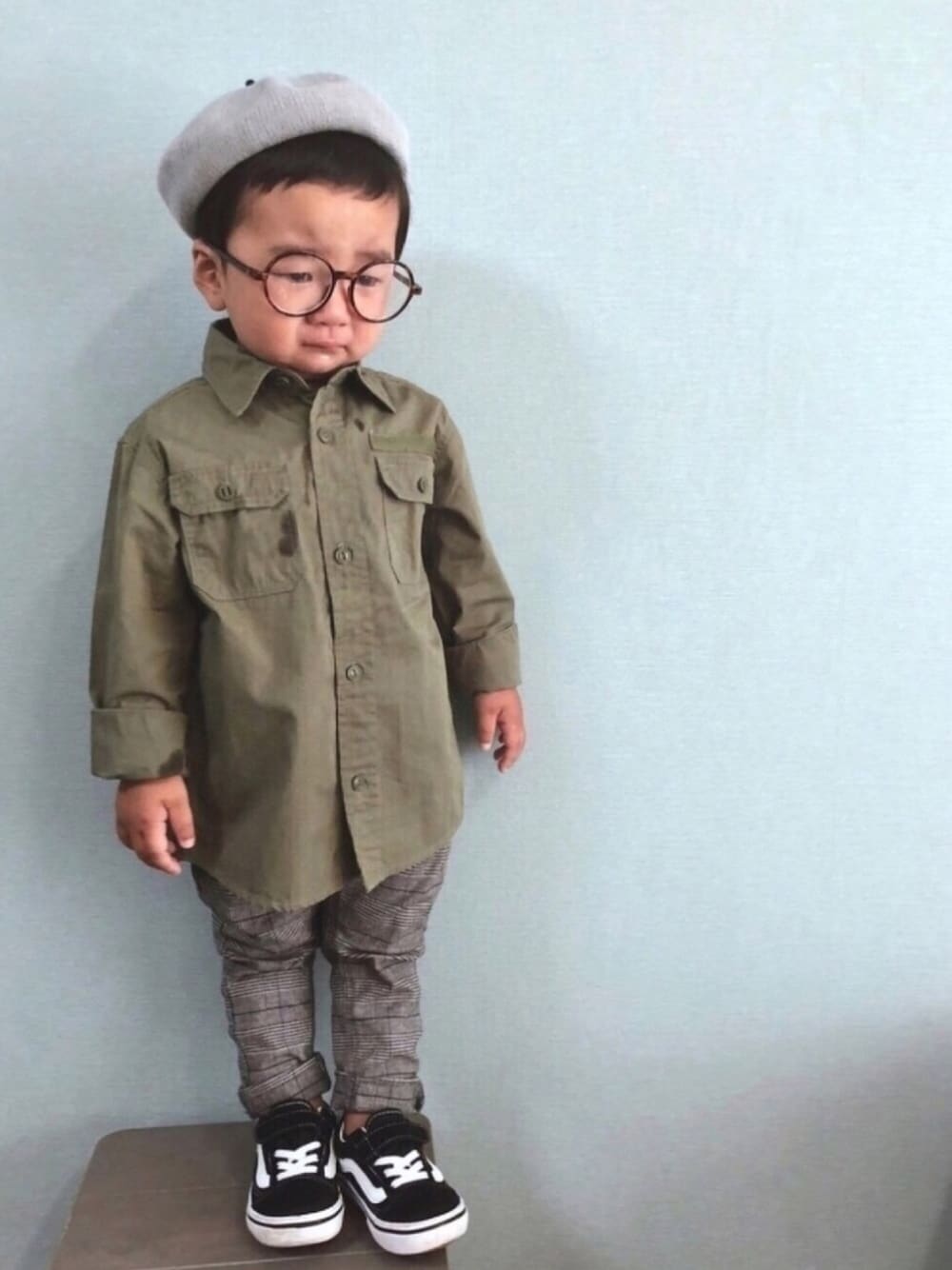 「チェック柄に恋してる、秋のコーデ、男の子コーデ、プチプラ、2歳、ベレー帽、カーキシャツ、グレンチェック、チェックパンツ、泣き顔」｜「Ampersandのサーモベレー（ハンチング/ベレー帽、グレー系）」を使った、yo_yoさん（キッズ・80cm）の秋コーディネートの1枚目の写真