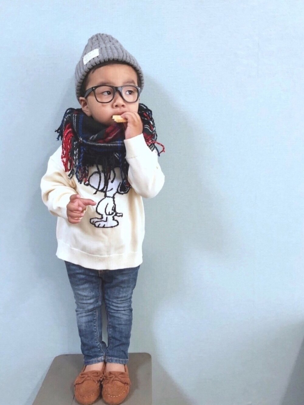「チェック柄に恋してる、モカシン、2歳、リングマフラー、チェックマフラー、スヌーピー、プチプラ、男の子、メガネ男子、ガールズ男子」｜「西松屋のアイテム（ニットキャップ/ビーニー、グレー系）」を使った、yo_yoさん（キッズ・80cm）の秋コーディネートの1枚目の写真