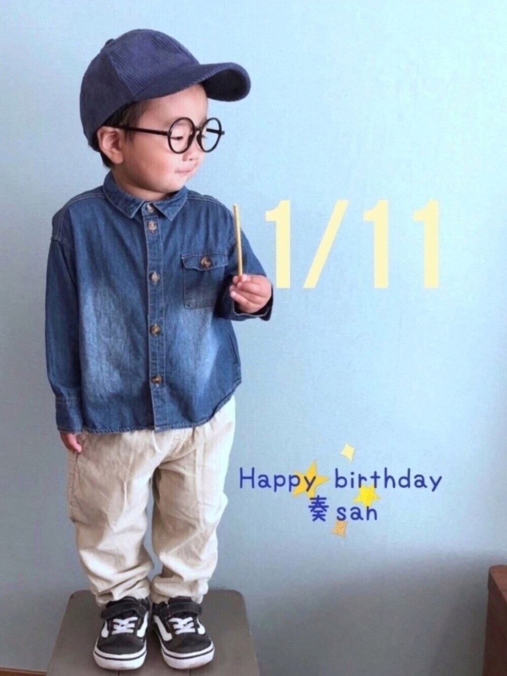 ブルー系のシャツ/ブラウス、ベージュ系のその他パンツ、ブラック系のスニーカーを着用したキッズの秋コーディネートの1枚目の写真