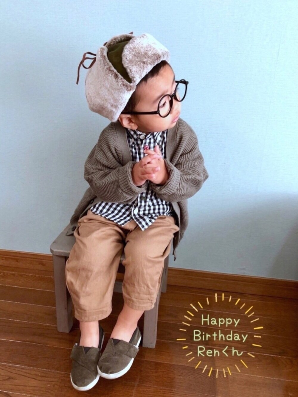 「男の子コーデ、フライトキャップ、ギンガムチェックシャツ、チノパン、カーディガン、カーキ、スリッポン、2歳、男の子、お誕生日おめでとう！」｜「CIAOPANIC TYPYのウォッシャブルOSOROカーディガン（カーディガン/ボレロ、グリーン系）」を使った、yo_yoさん（キッズ・80cm）の秋コーディネートの1枚目の写真