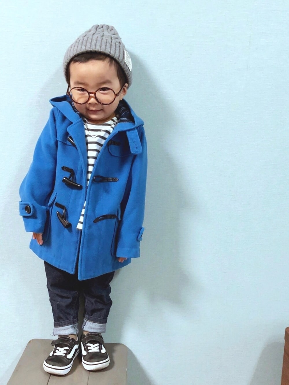 「男の子コーデ、ダッフルコート、ボーダートップス、シンプル、冬コーデ、2歳、キッズコーデ、男の子、コート、古着」｜「GLOBAL WORKの【キッズ】ダッフルコート 17/760160（ダッフルコート、ブルー系）」を使った、yo_yoさん（キッズ・80cm）の秋コーディネートの1枚目の写真