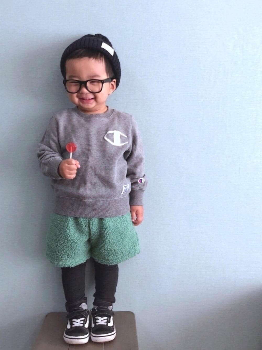 「グリーンフェス❾告知、もこもこ、モコモコパンツ、チャンピオン、男の子コーデ、2歳、ハーフパンツ×レギンス、キッズコーデ、むすこーで」｜「西松屋のアイテム（ニットキャップ/ビーニー、ブルー系）」を使った、yo_yoさん（キッズ・90cm）の冬コーディネートの1枚目の写真