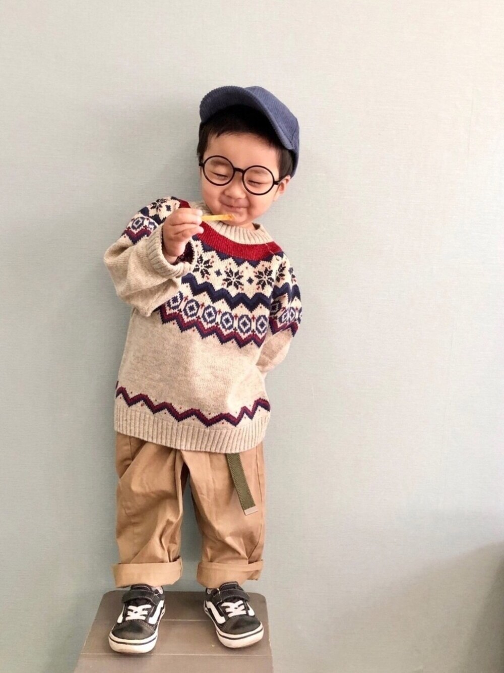 「ノルディック柄、セーター、ラップパンツ、チノパン、ワイドパンツ、男の子、キッズコーデ、オールドスクール、ガチャベルト、2歳」｜「BREEZEのノルディックセーター（ニット/セーター、ベージュ系）」を使った、yo_yoさん（キッズ・90cm）の冬コーディネートの1枚目の写真