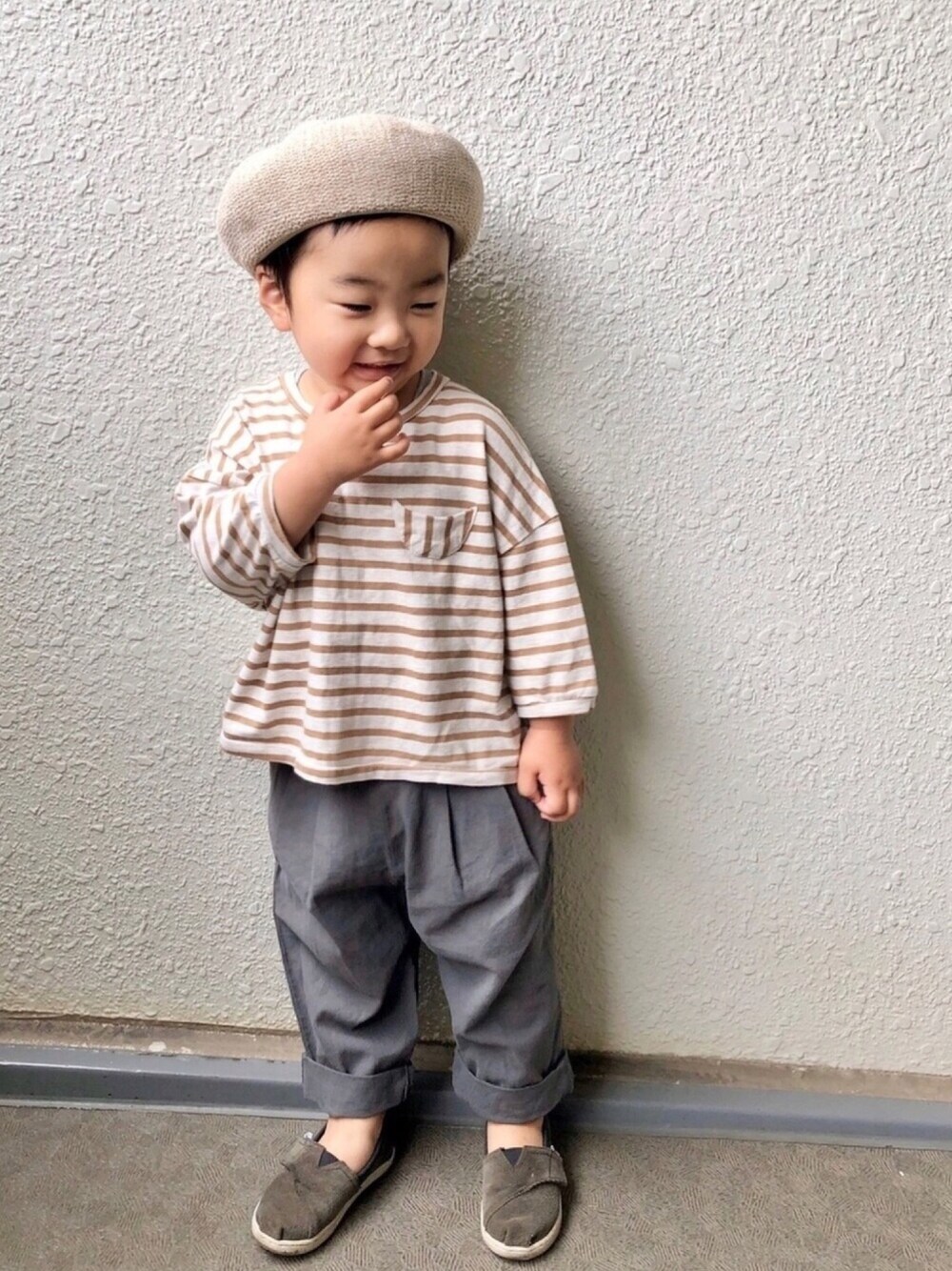 「韓国子供服、ボーダートップス、ワイドパンツ、ベレー帽、日常、スリッポン、ゆるコーデ、外撮り、春夏コーデ、2歳」｜「GLOBAL WORKの【キッズ】サーモベレー/865514（ハンチング/ベレー帽、ベージュ系）」を使った、yo_yoさん（キッズ・90cm）の春コーディネートの1枚目の写真