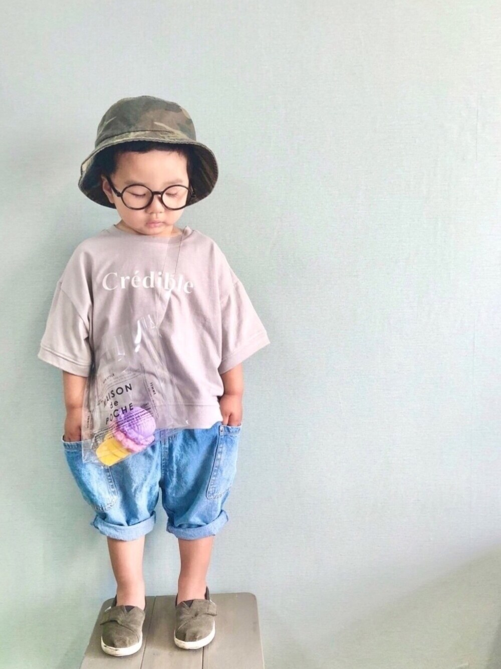 「ポシェット、バースデイ、サルエルパンツ、ハーフパンツ、バケットハット、カモフラ、スリッポン、toms、プチプラ、クリアバッグ」｜「Birthdayのアイテム（Tシャツ/カットソー、グレー系）」を使った、yo_yoさん（キッズ・90cm）の夏コーディネートの1枚目の写真