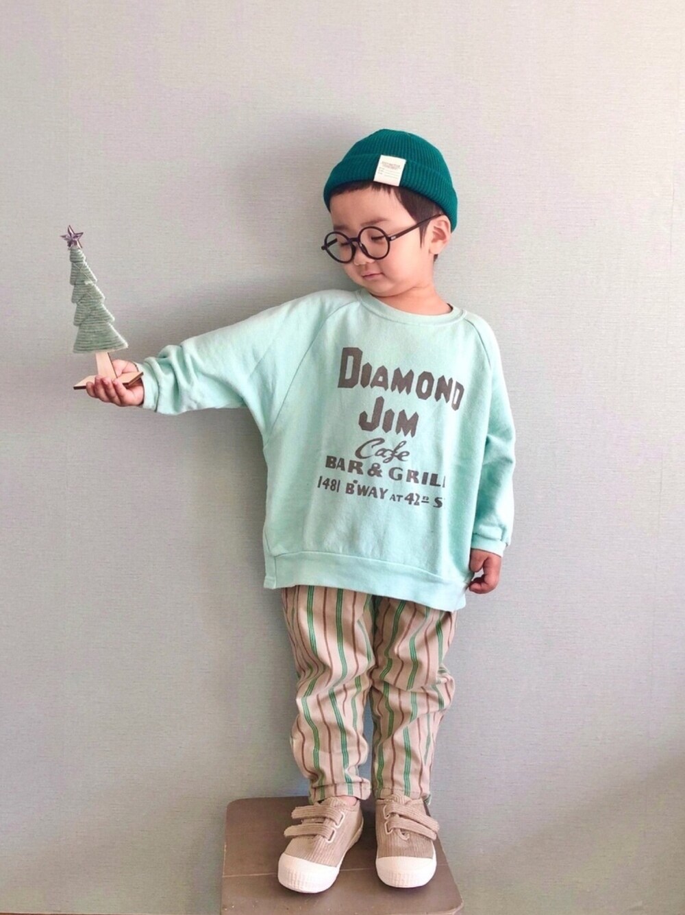「グリーンフェス❶❶、グリーン、グリーンコーデ、シェフパンツ、ゆるコーデ、マーキーズ、ミントグリーン、クリスマス、スウエット、ニット帽」｜「MARKEY'Sのアイテム（スウェット、グリーン系）」を使った、yo_yoさん（キッズ・90cm）の冬コーディネートの1枚目の写真