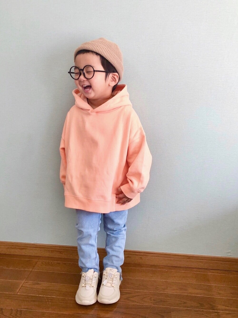 「年末WEAR感謝祭、チャオパニックティピー(CIAOPANIC TYPY)、パステルカラー、パーカー、スリット、裏起毛、デニム、シンプルコーデ、白スニーカー、淡色コーデ」｜「CIAOPANIC TYPYのスウェードライク裏起毛パーカー（パーカー、オレンジ系）」を使った、yo_yoさん（キッズ・90cm）の冬コーディネートの1枚目の写真