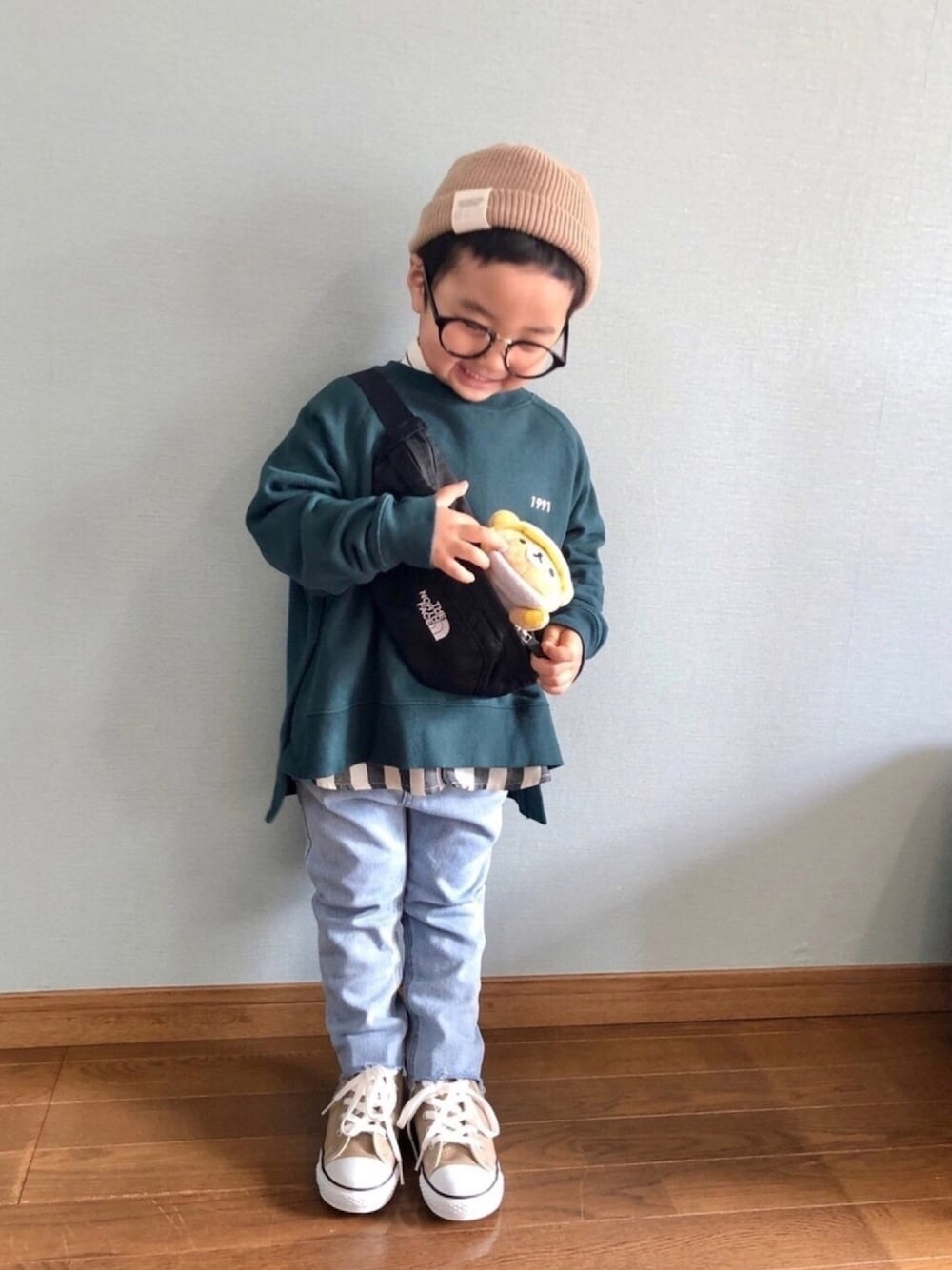 「男の子コーデ、スウェット、ローリーズファーム(LOWRYS FARM)、コンバース、ストライプシャツ、レイヤードスタイル、リラックマ、リンクコーデ、ボディバッグ、petit main」｜「LOWRYS FARMのＵＳＡプリントウラケプルオーバー　898098（スウェット、グリーン系）」を使った、yo_yoさん（キッズ・90cm）の冬コーディネートの1枚目の写真
