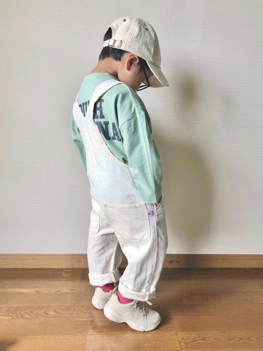 その他のTシャツ/カットソー、ホワイト系のサロペット/オーバーオール、ベージュ系のスニーカーを着用したキッズの春コーディネートの1枚目の写真